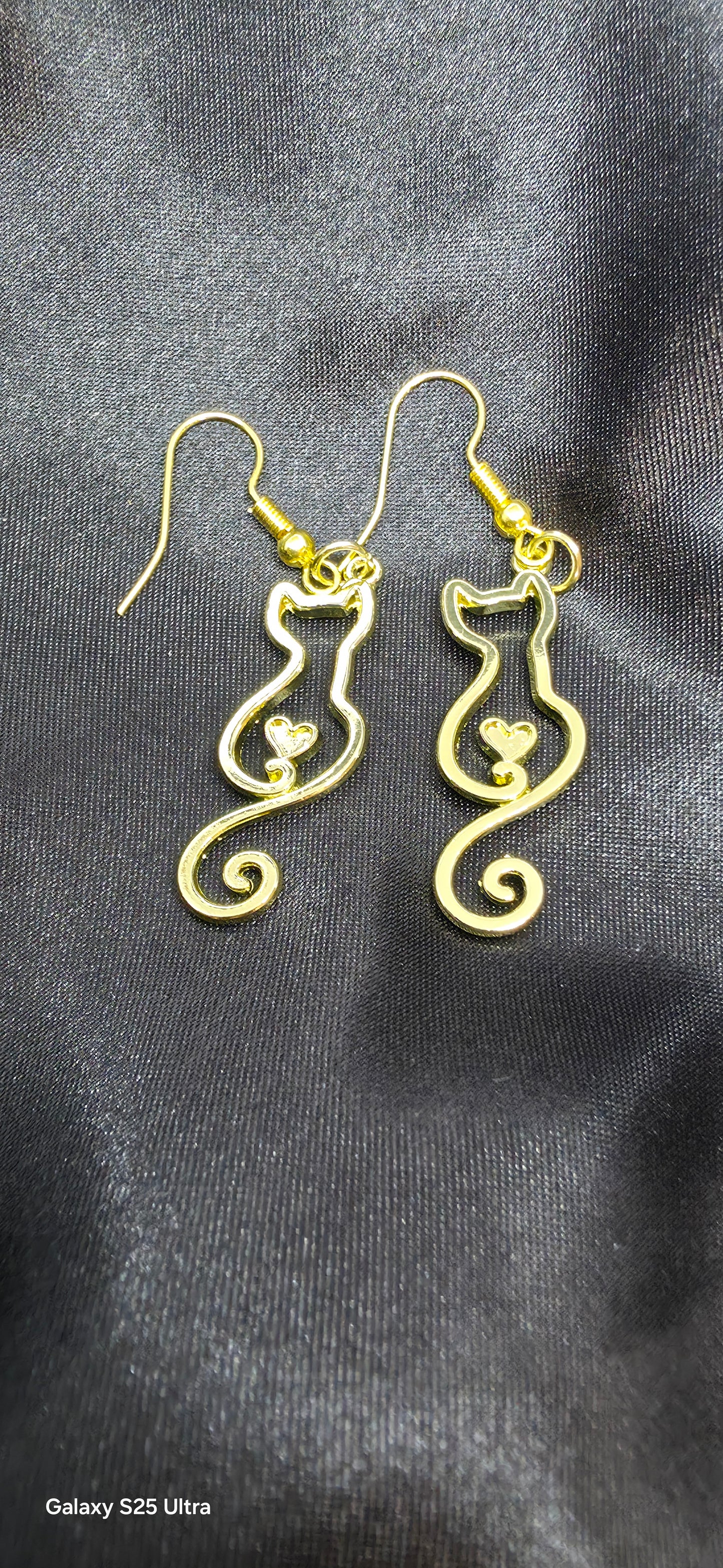 Kitty with heart earrings